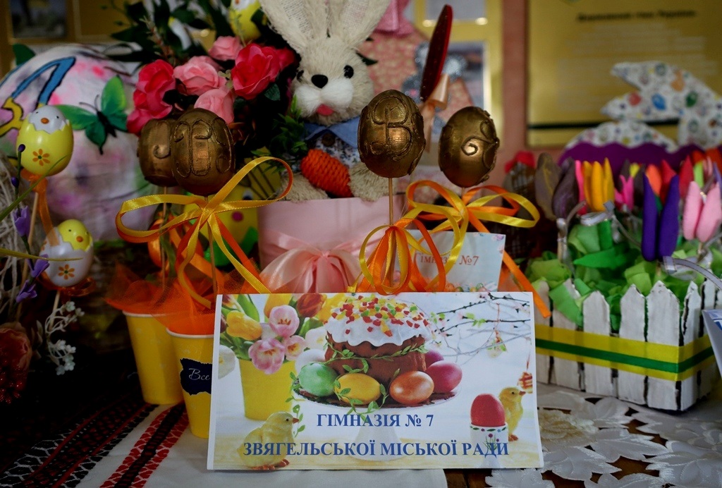 Писанки, зайчики та декоративні композиції: у Звягелі відкрилася дитяча виставка до Великодня