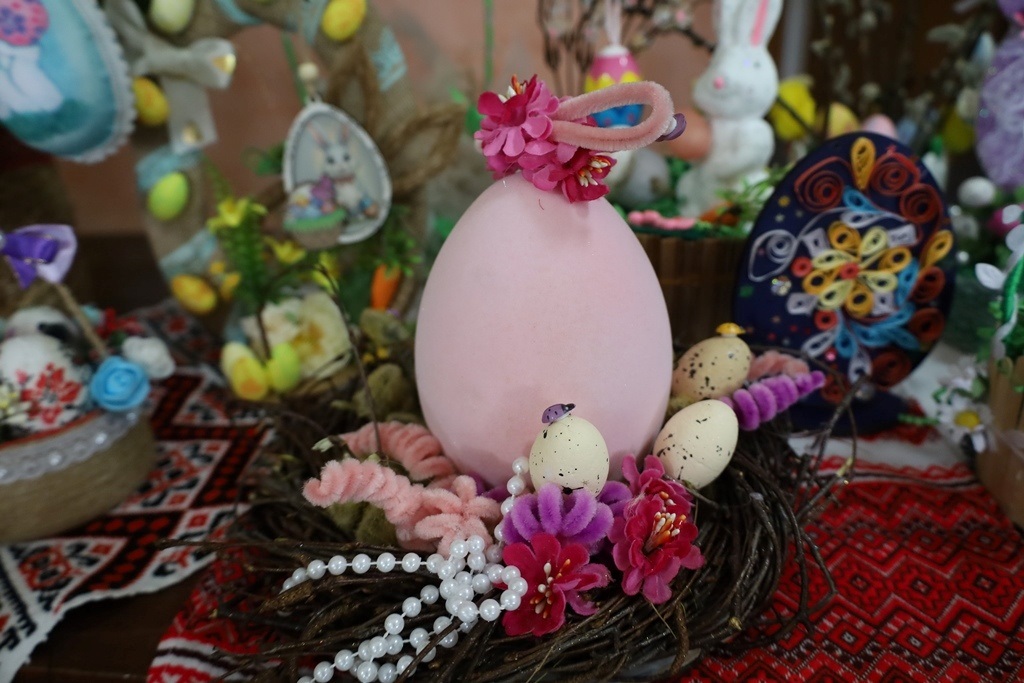 Писанки, зайчики та декоративні композиції: у Звягелі відкрилася дитяча виставка до Великодня
