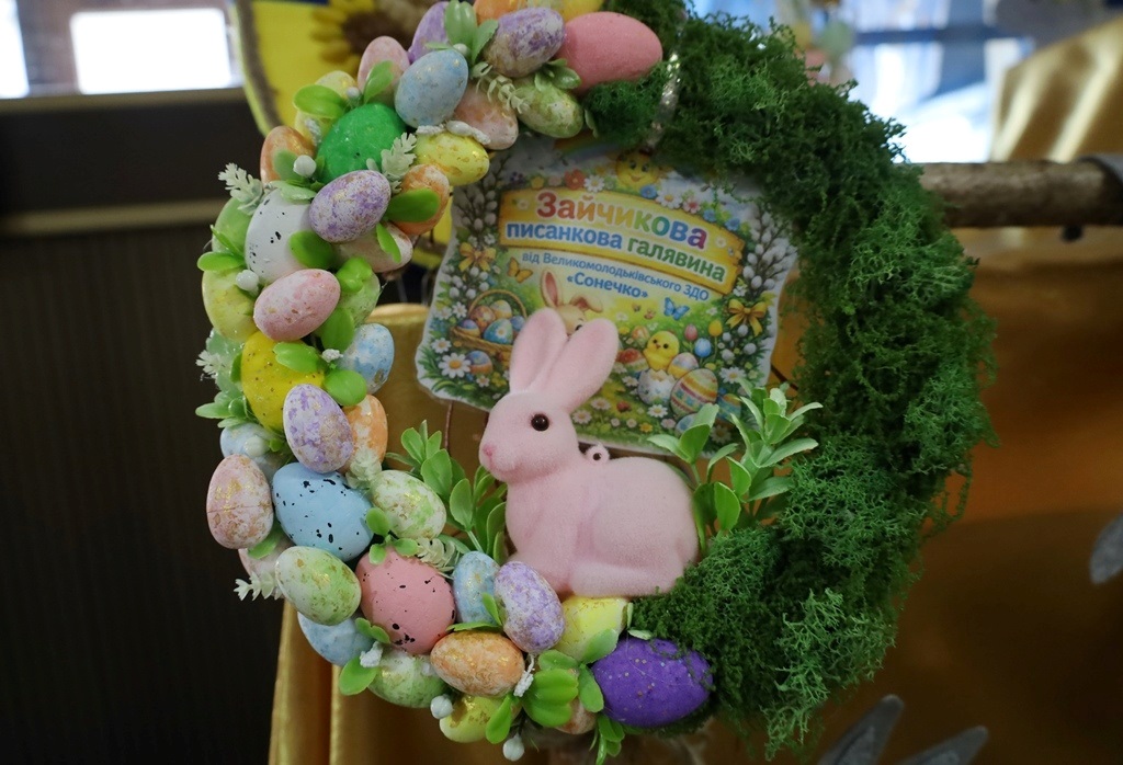 Писанки, зайчики та декоративні композиції: у Звягелі відкрилася дитяча виставка до Великодня