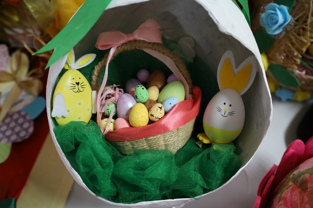 Писанки, зайчики та декоративні композиції: у Звягелі відкрилася дитяча виставка до Великодня