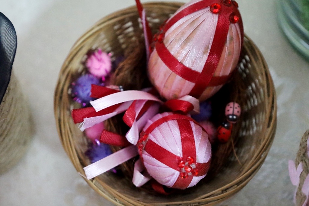 Писанки, зайчики та декоративні композиції: у Звягелі відкрилася дитяча виставка до Великодня