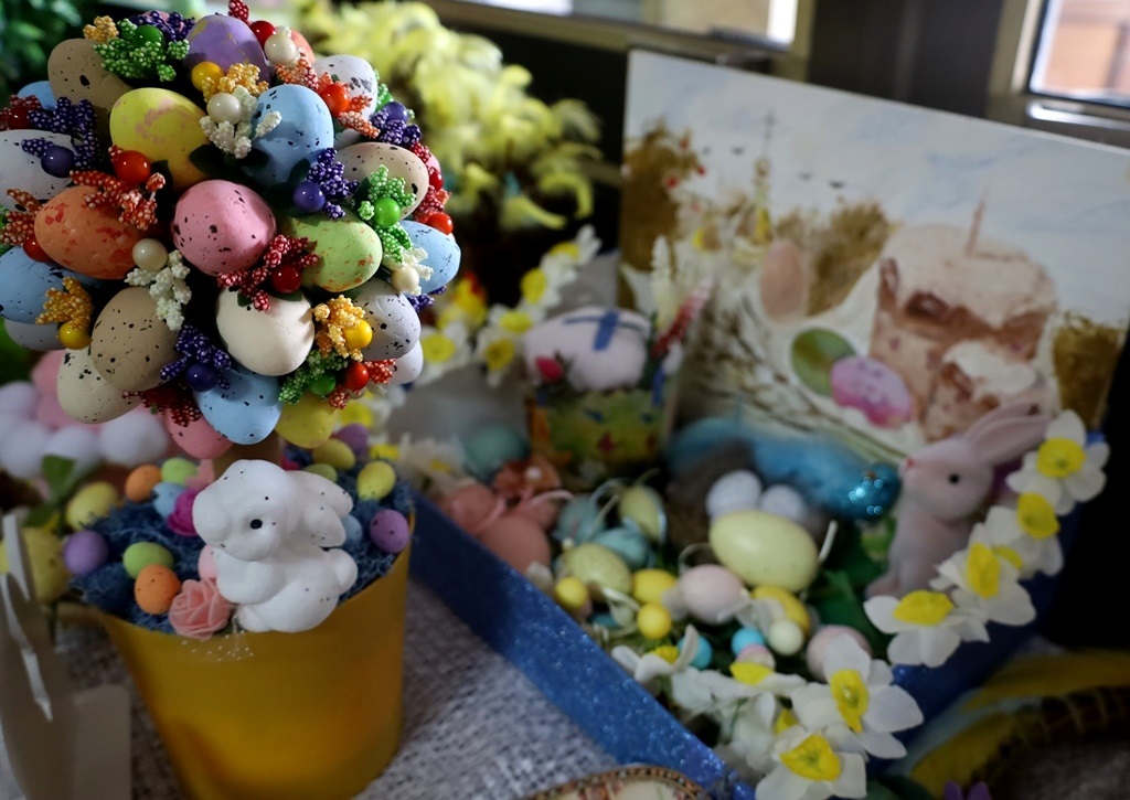 Писанки, зайчики та декоративні композиції: у Звягелі відкрилася дитяча виставка до Великодня