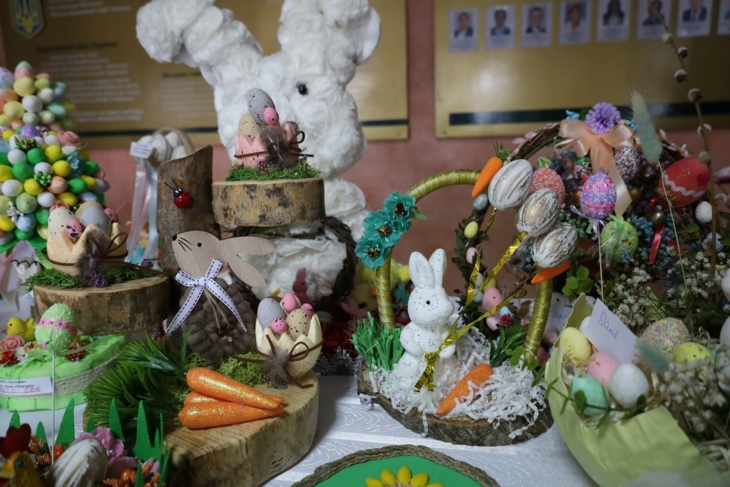 Писанки, зайчики та декоративні композиції: у Звягелі відкрилася дитяча виставка до Великодня
