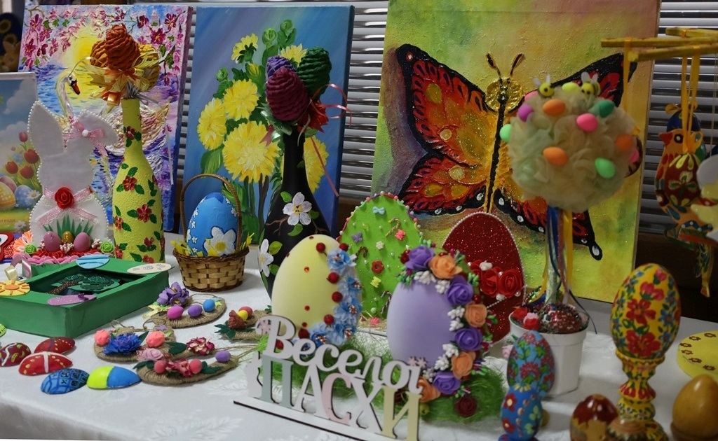 Писанки, зайчики та декоративні композиції: у Звягелі відкрилася дитяча виставка до Великодня
