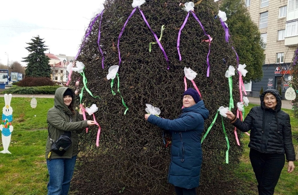 Писанки, фотозони і тематичні інсталяції: Звягель прикрасили до Великодня