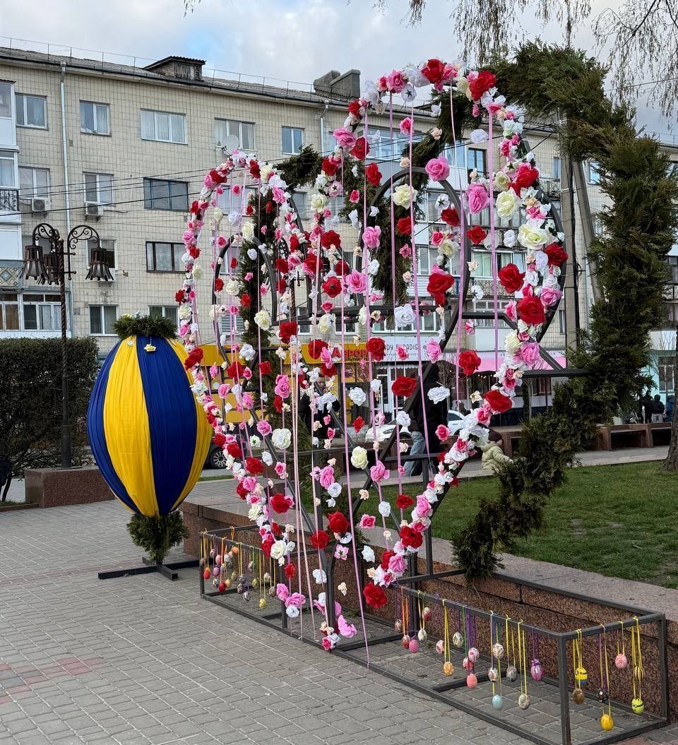 Писанки, фотозони і тематичні інсталяції: Звягель прикрасили до Великодня