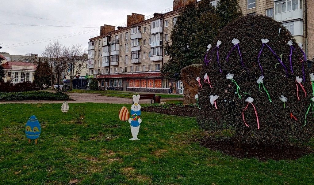 Писанки, фотозони і тематичні інсталяції: Звягель прикрасили до Великодня