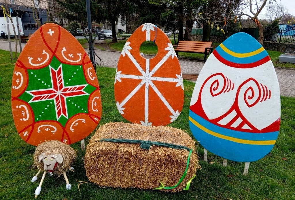 Писанки, фотозони і тематичні інсталяції: Звягель прикрасили до Великодня