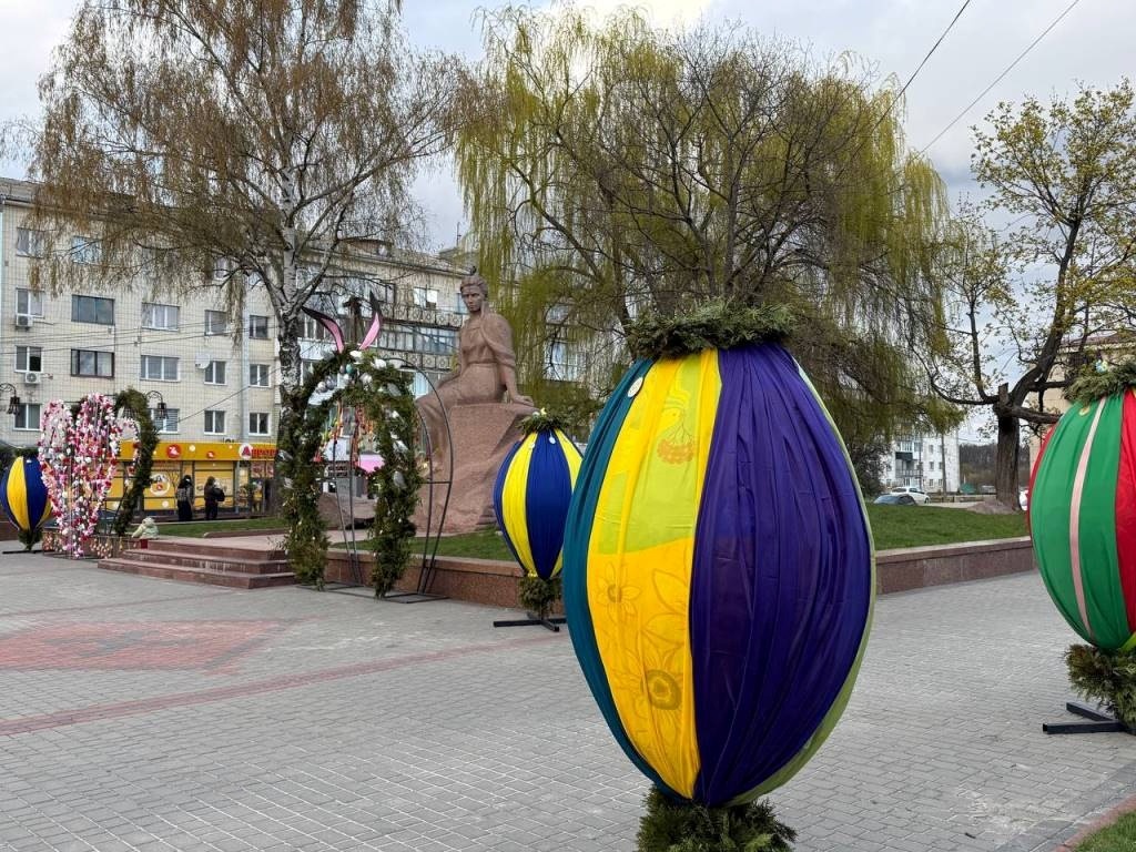 Писанки, фотозони і тематичні інсталяції: Звягель прикрасили до Великодня