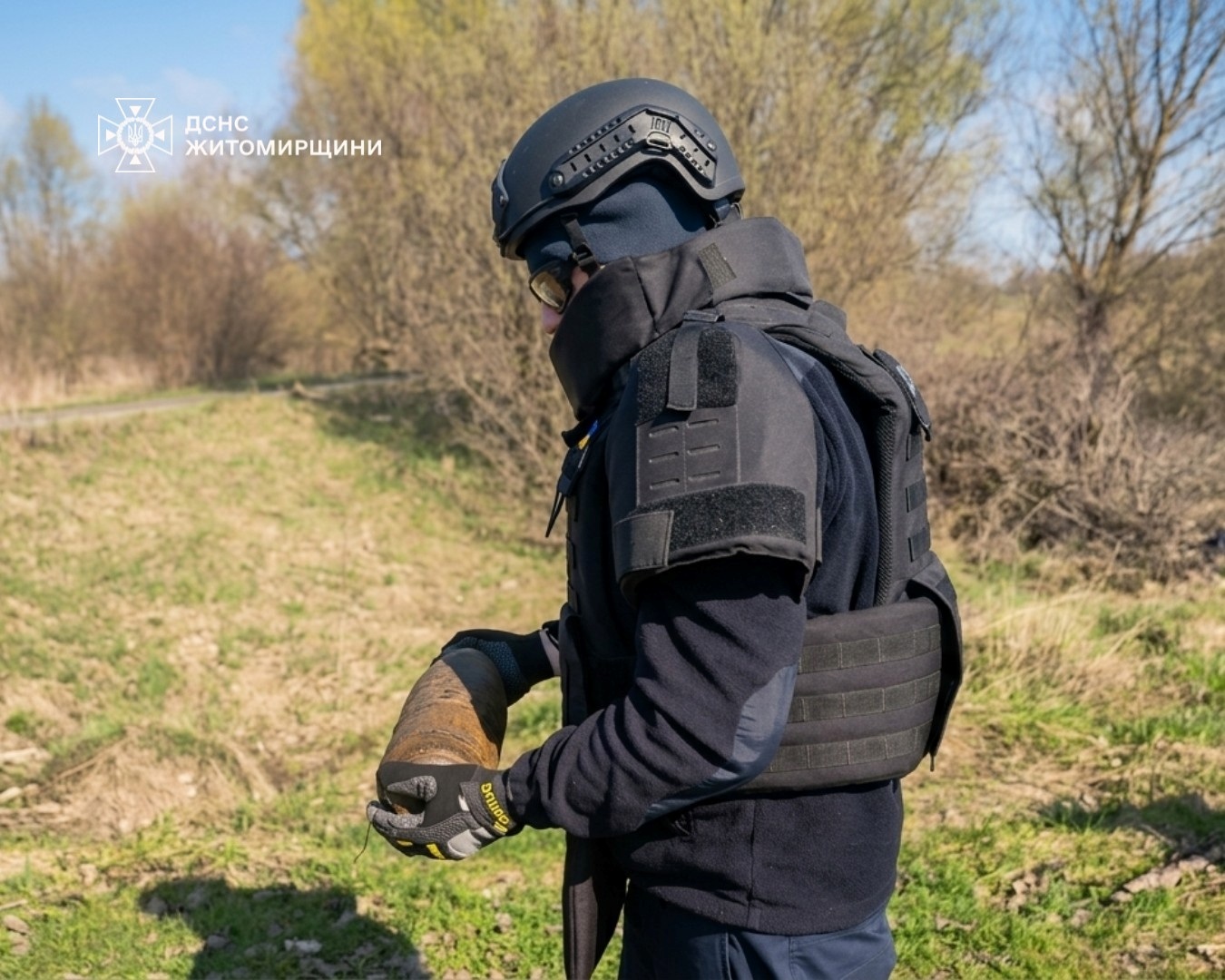 В полі на Звягельщині місцеві жителі знайшли артилерійський снаряд