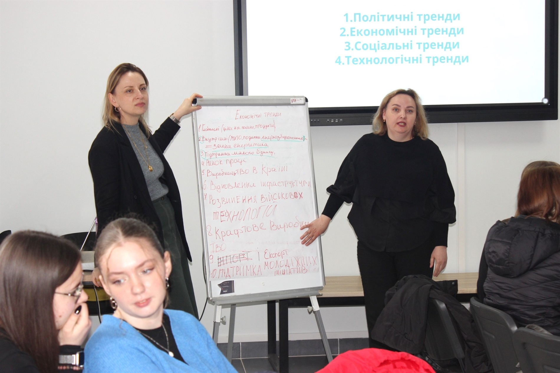 Стратегічна сесія у Звягелі: підприємці, військові та молодь говорили про розвиток громади