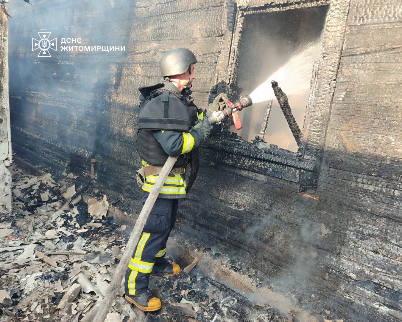 Удар про цивільній інфраструктурі та житловим будинкам Житомирщини 17 квітня: фото