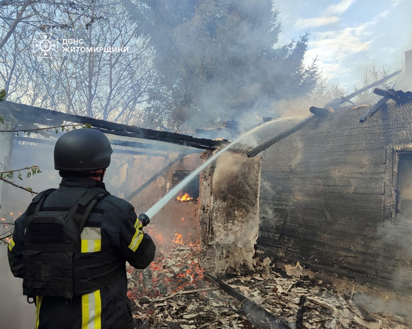 Удар про цивільній інфраструктурі та житловим будинкам Житомирщини 17 квітня: фото