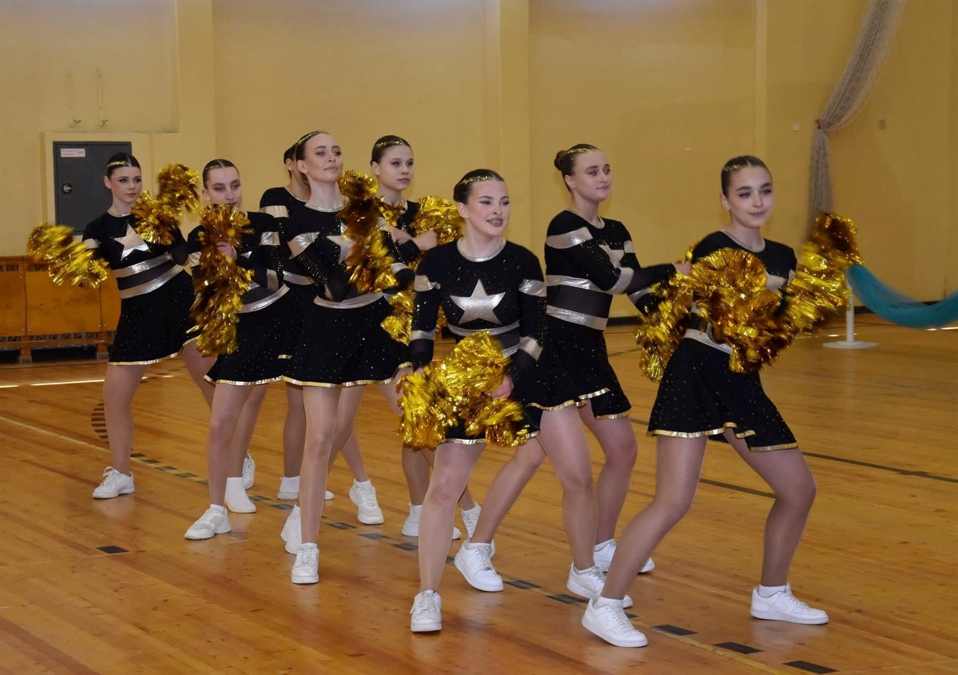 Подвійна перемога звягельських дівчат на змаганнях з черлідингу серед шкіл району