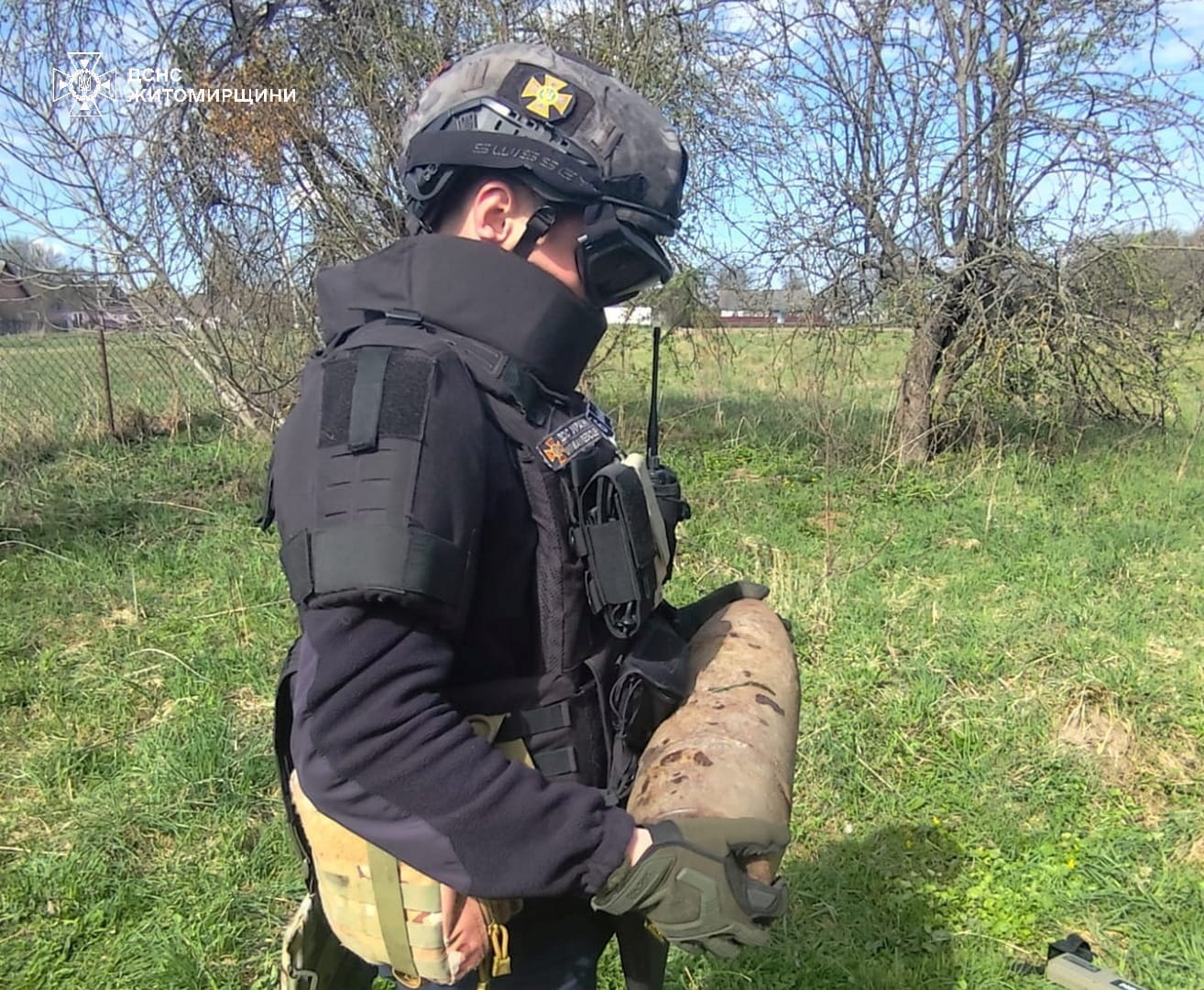 Снаряд на городі: на Звягельщині під час земляних робіт місцеві виявили небезпечну знахідку