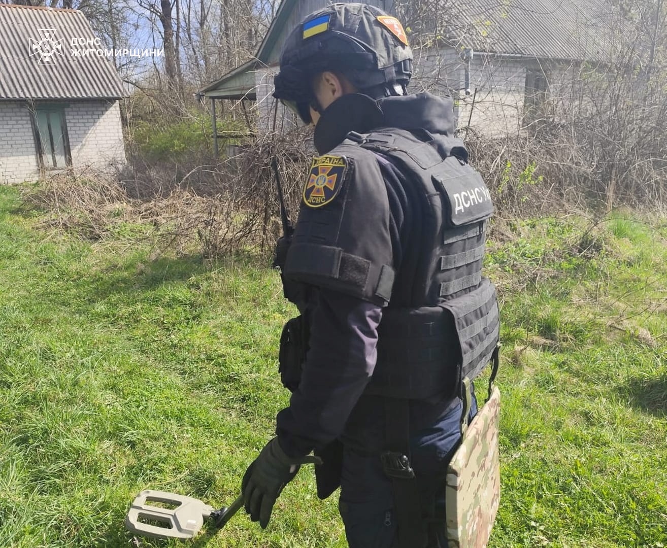 Снаряд на городі: на Звягельщині під час земляних робіт місцеві виявили небезпечну знахідку