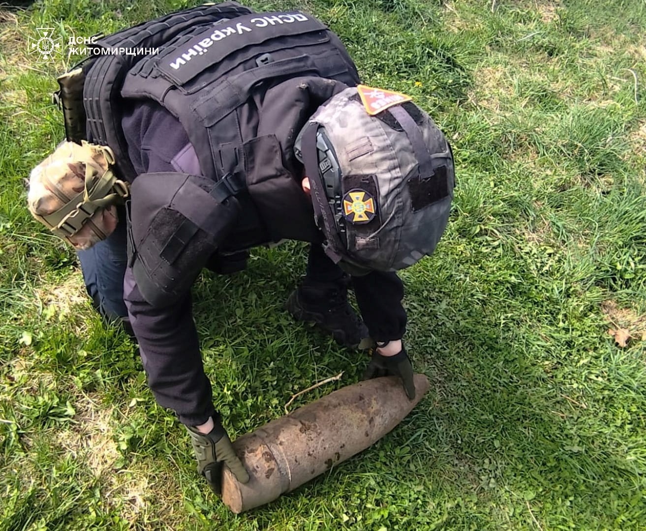 Снаряд на городі: на Звягельщині під час земляних робіт місцеві виявили небезпечну знахідку