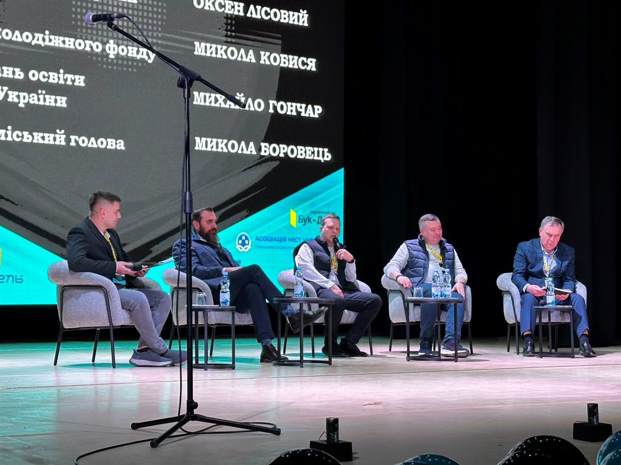 68 команд, 15 областей, одне місто: як Звягель став столицею шкільних дебатів