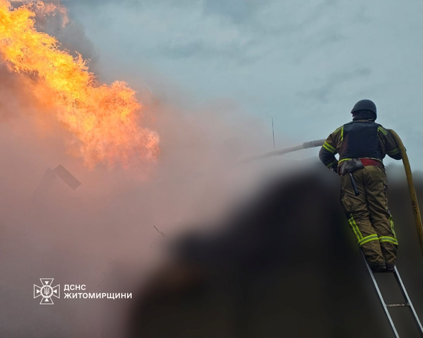 На вихідних росіяни знову атакували Житомирщину: пожежа на об'єкті інфраструктури