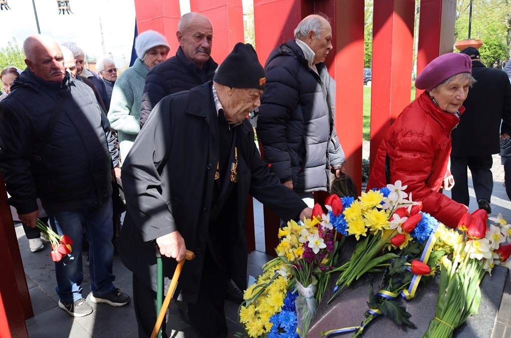 40 роковини Чорнобиля: у Звягелі вшанували ліквідаторів і нагородили учасників ліквідації катастрофи
