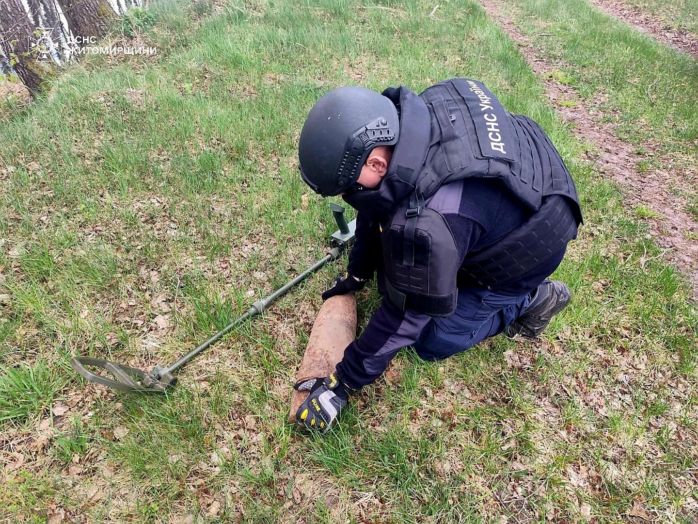 Рятувальники знешкодили артилерійський снаряд поблизу Звягеля