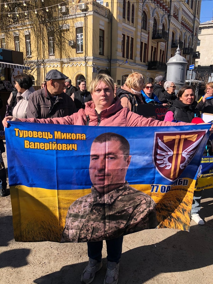 Одна фотографія, один шрам, одна надія: як дружина впізнала чоловіка за знімком з полону
