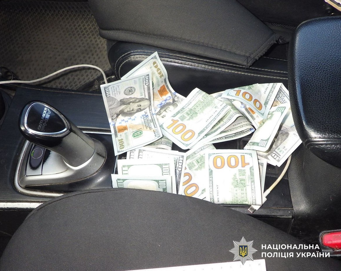 П'яний водій у Звягелі намагався відкупитися від поліцейських за 1200 доларів