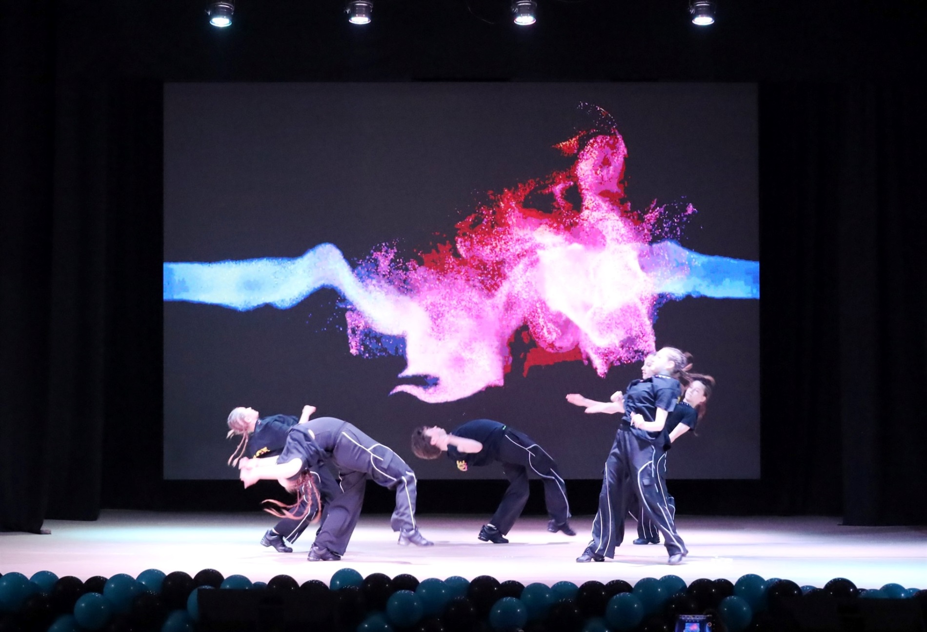 На сцені понад сотня танцівників: у Звягелі відбувся благодійний фестиваль танцю 