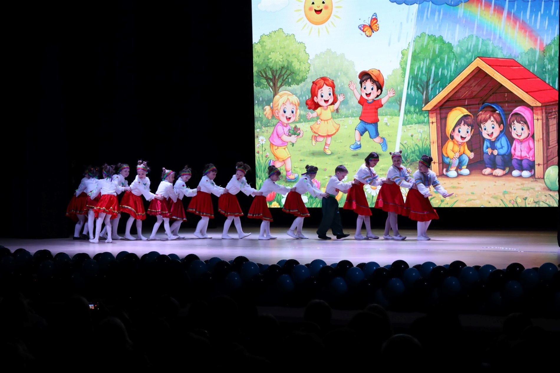 На сцені понад сотня танцівників: у Звягелі відбувся благодійний фестиваль танцю 