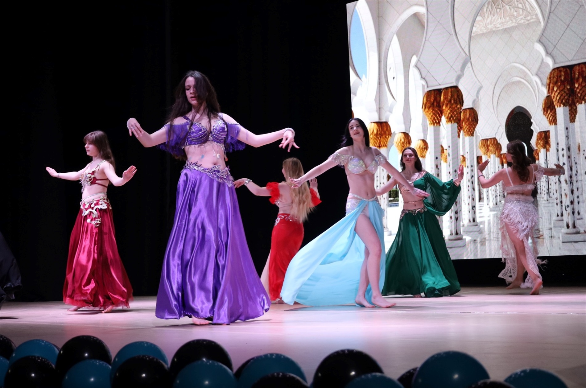 На сцені понад сотня танцівників: у Звягелі відбувся благодійний фестиваль танцю 