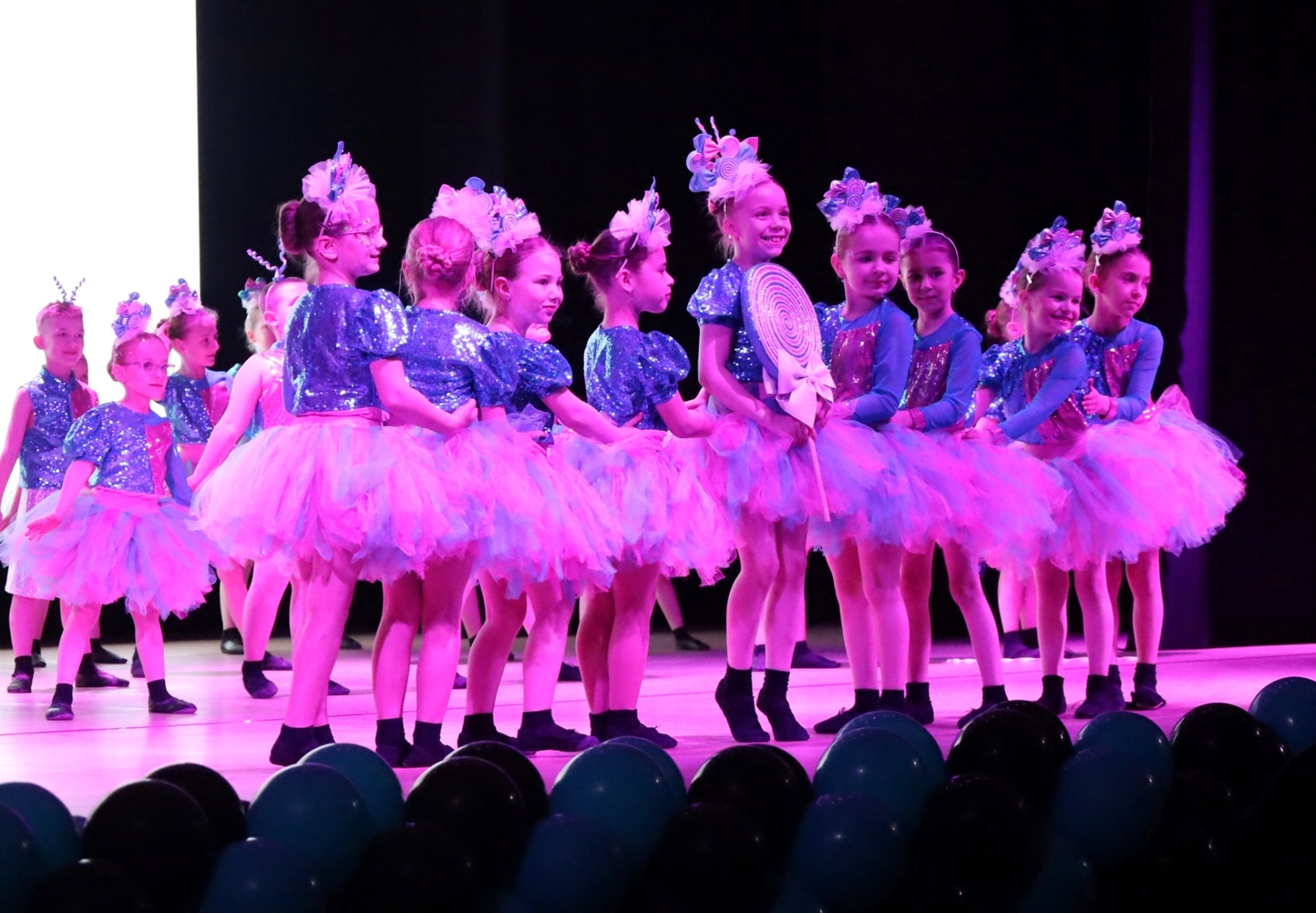 На сцені понад сотня танцівників: у Звягелі відбувся благодійний фестиваль танцю 