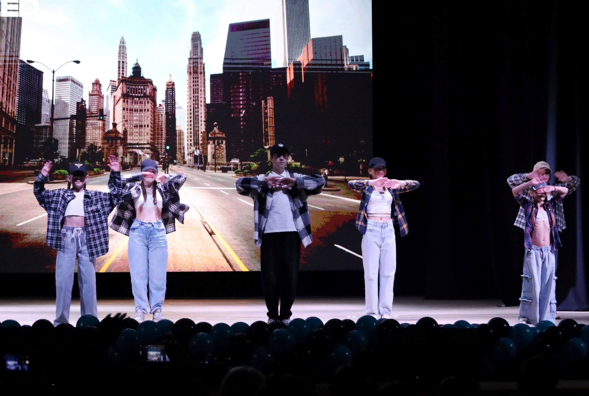 На сцені понад сотня танцівників: у Звягелі відбувся благодійний фестиваль танцю 