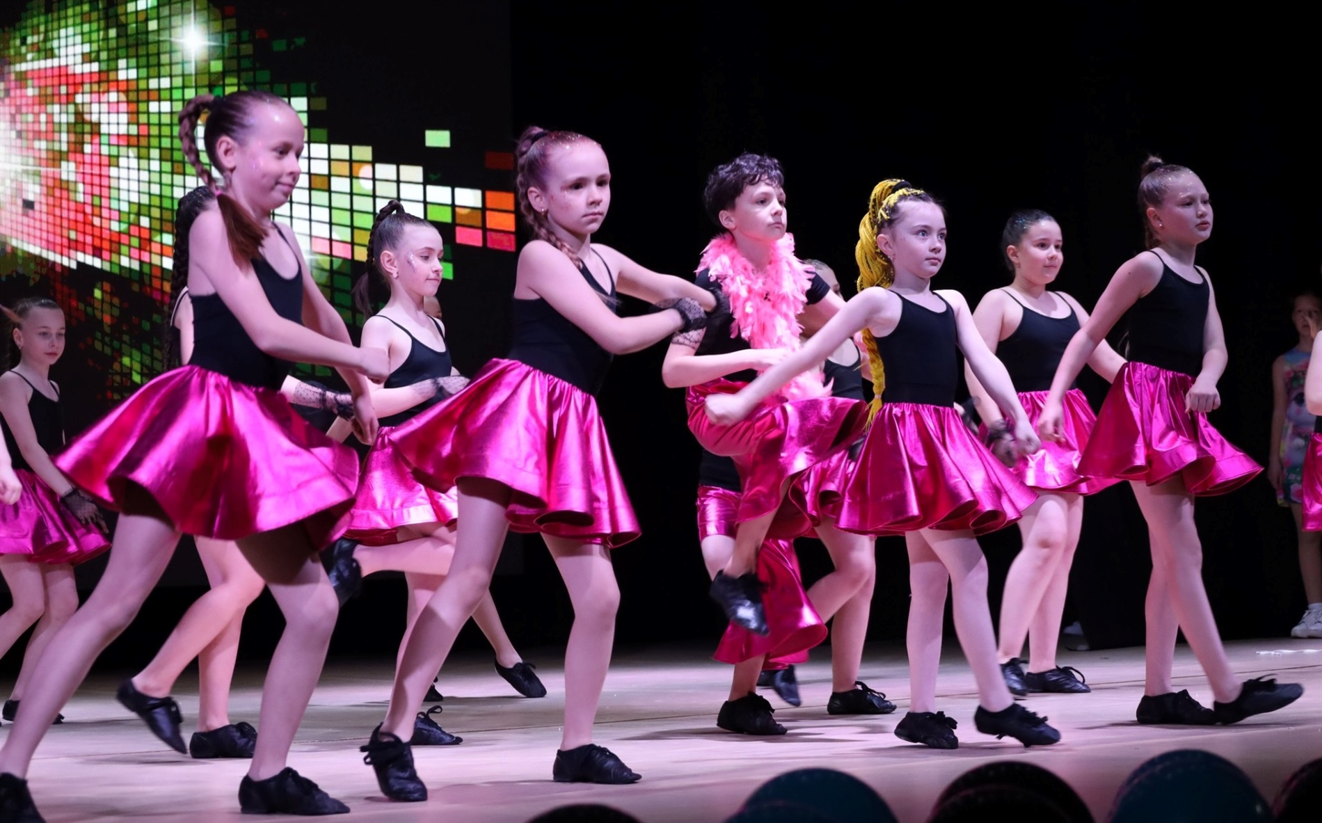 На сцені понад сотня танцівників: у Звягелі відбувся благодійний фестиваль танцю 