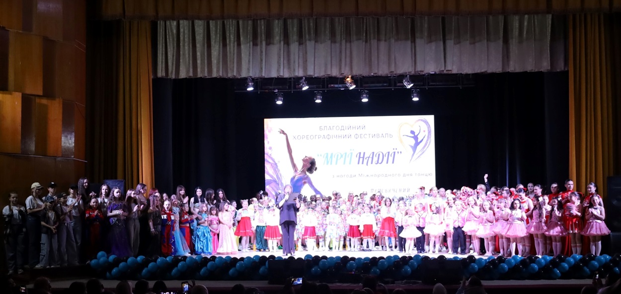 На сцені понад сотня танцівників: у Звягелі відбувся благодійний фестиваль танцю "Мрії Надії"