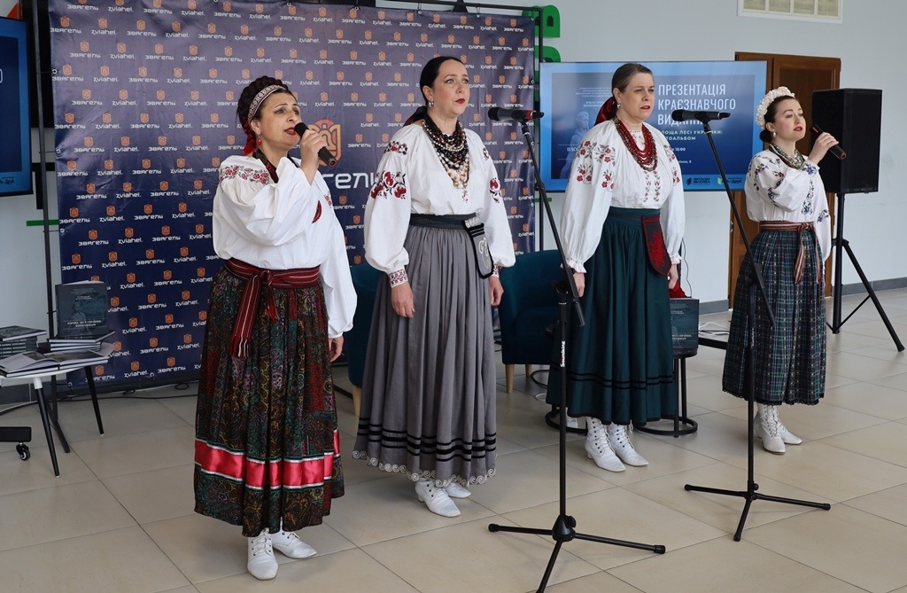 Унікальні світлини з приватних архівів: у Звягелі презентували фотоальбом про площу Лесі Українки