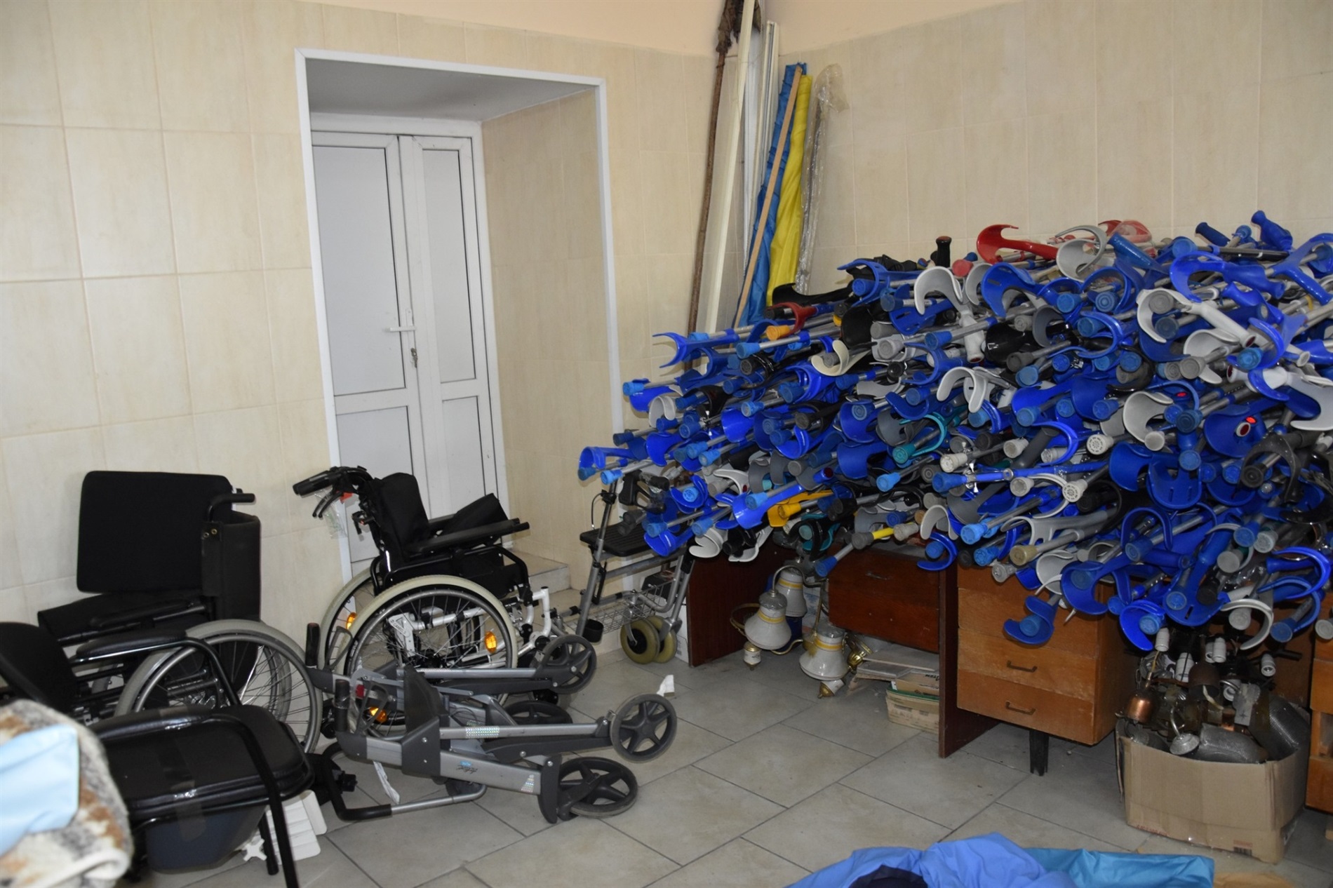 Пожежний автомобіль і медичне обладнання: Звягельщина отримала допомогу від Швейцарії