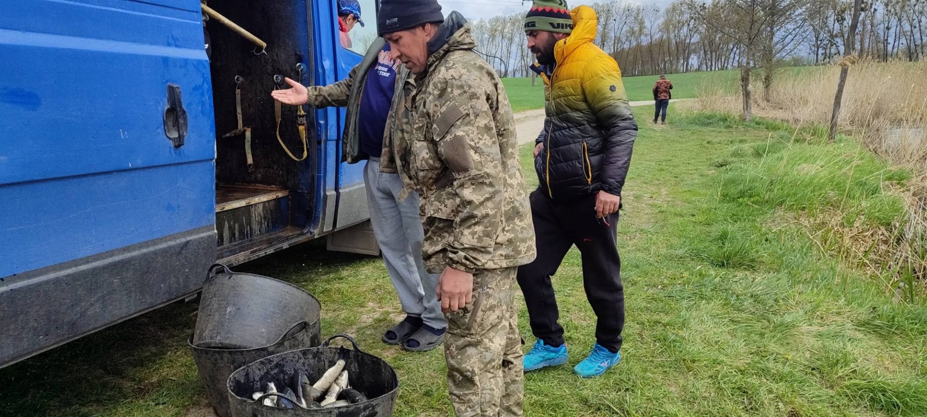 У Великій Деражні зарибили ставок – у водойму запустили 500 кг білого амура
