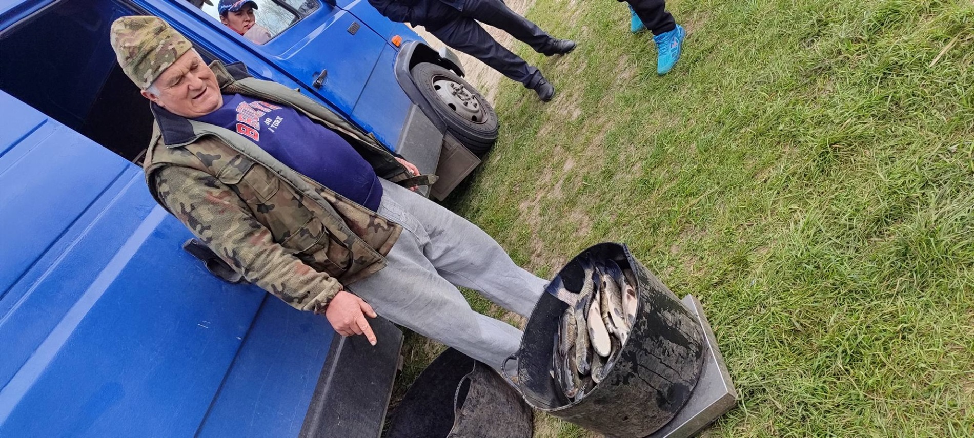 У Великій Деражні зарибили ставок – у водойму запустили 500 кг білого амура