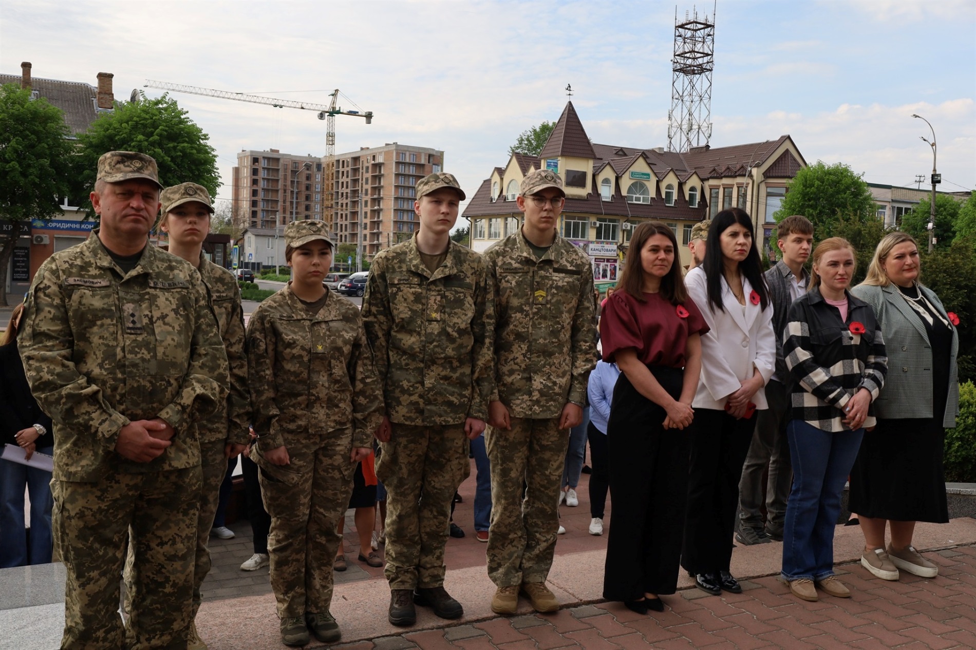 День Європи у Звягелі: військовий і голова Молодіжної ради підняли прапор ЄС