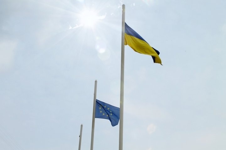 День Європи у Звягелі: військовий і голова Молодіжної ради підняли прапор ЄС