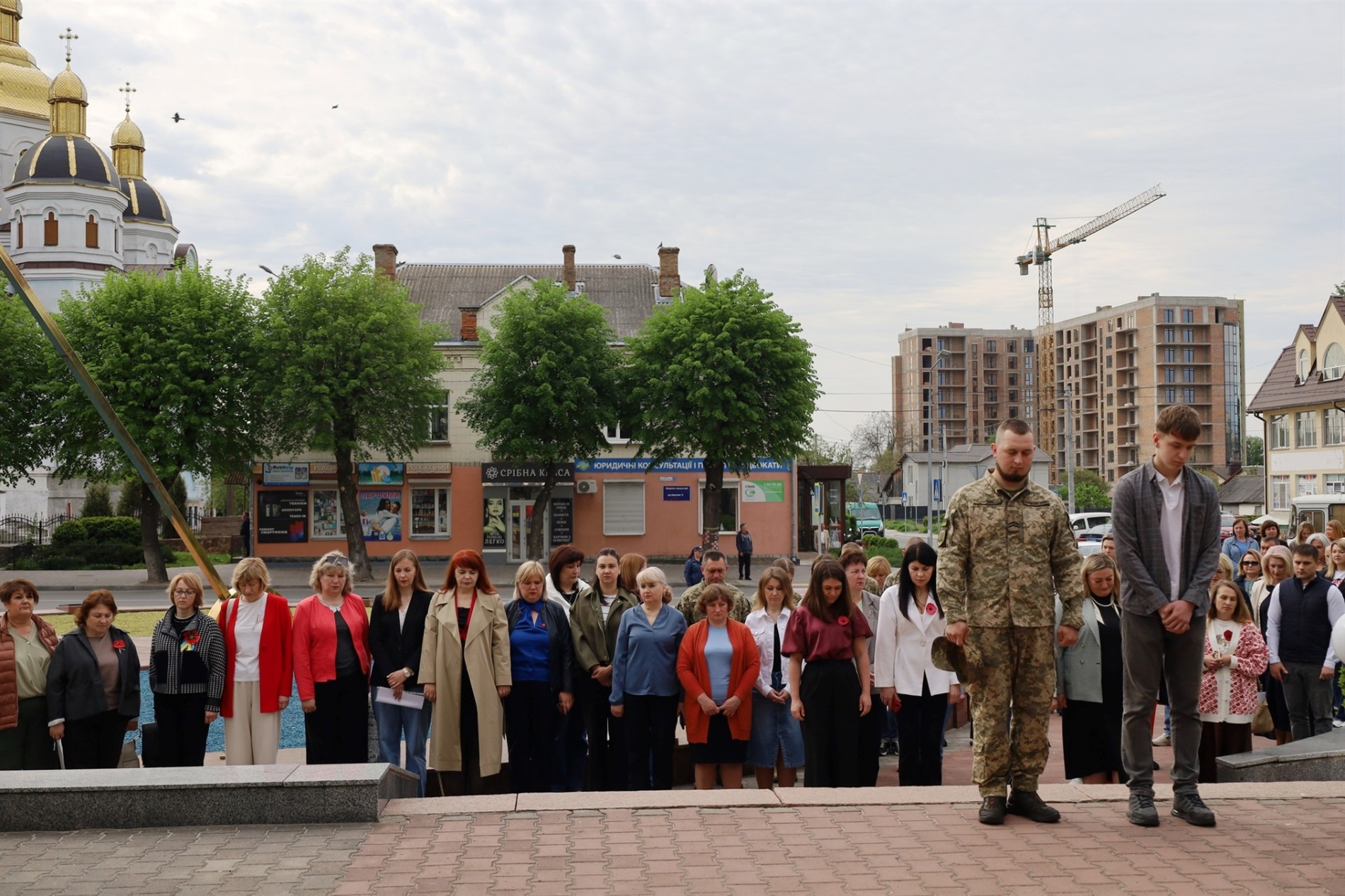 День Європи у Звягелі: військовий і голова Молодіжної ради підняли прапор ЄС