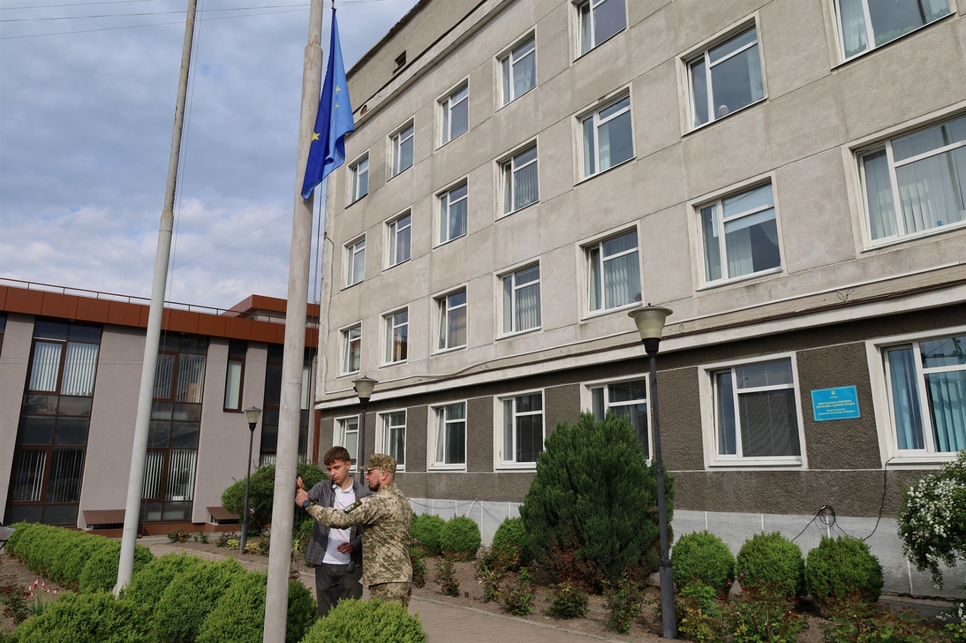 День Європи у Звягелі: військовий і голова Молодіжної ради підняли прапор ЄС