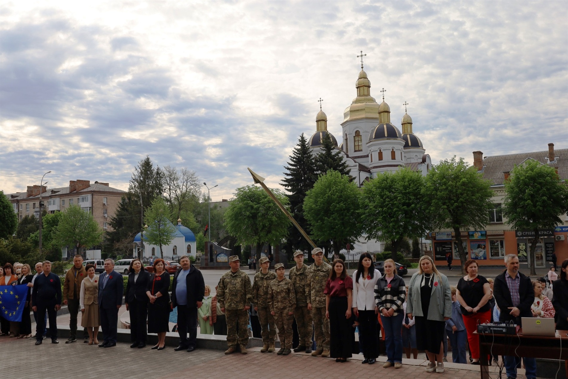 День Європи у Звягелі: військовий і голова Молодіжної ради підняли прапор ЄС