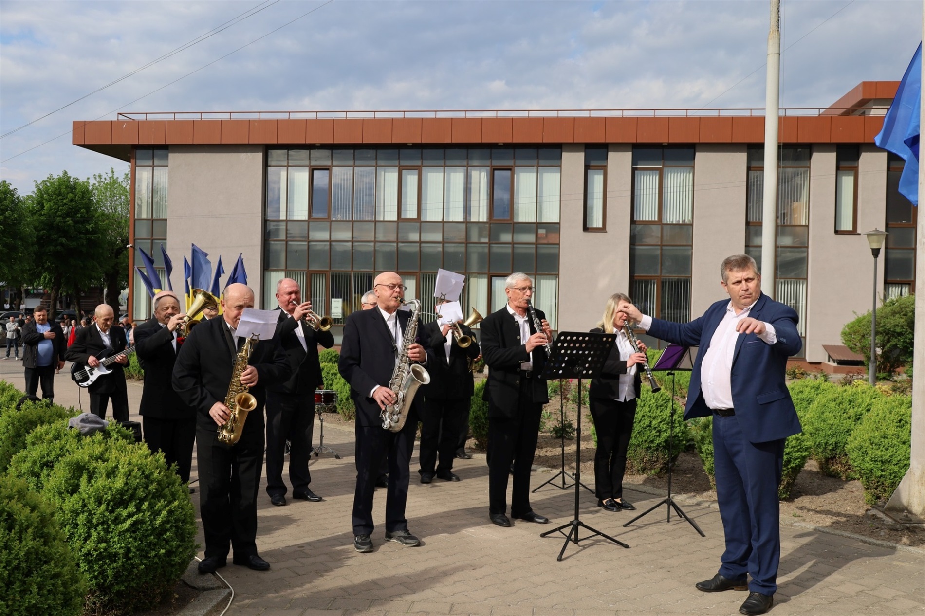 День Європи у Звягелі: військовий і голова Молодіжної ради підняли прапор ЄС