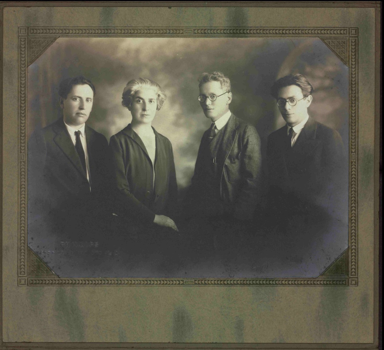 Група ідишських письменників у Лос-Анджелесі в 1920-х роках.
Зправа наліво: Ш. Міллер, Л. Шапіро, Перл Ласман (Лосман), невідомий.