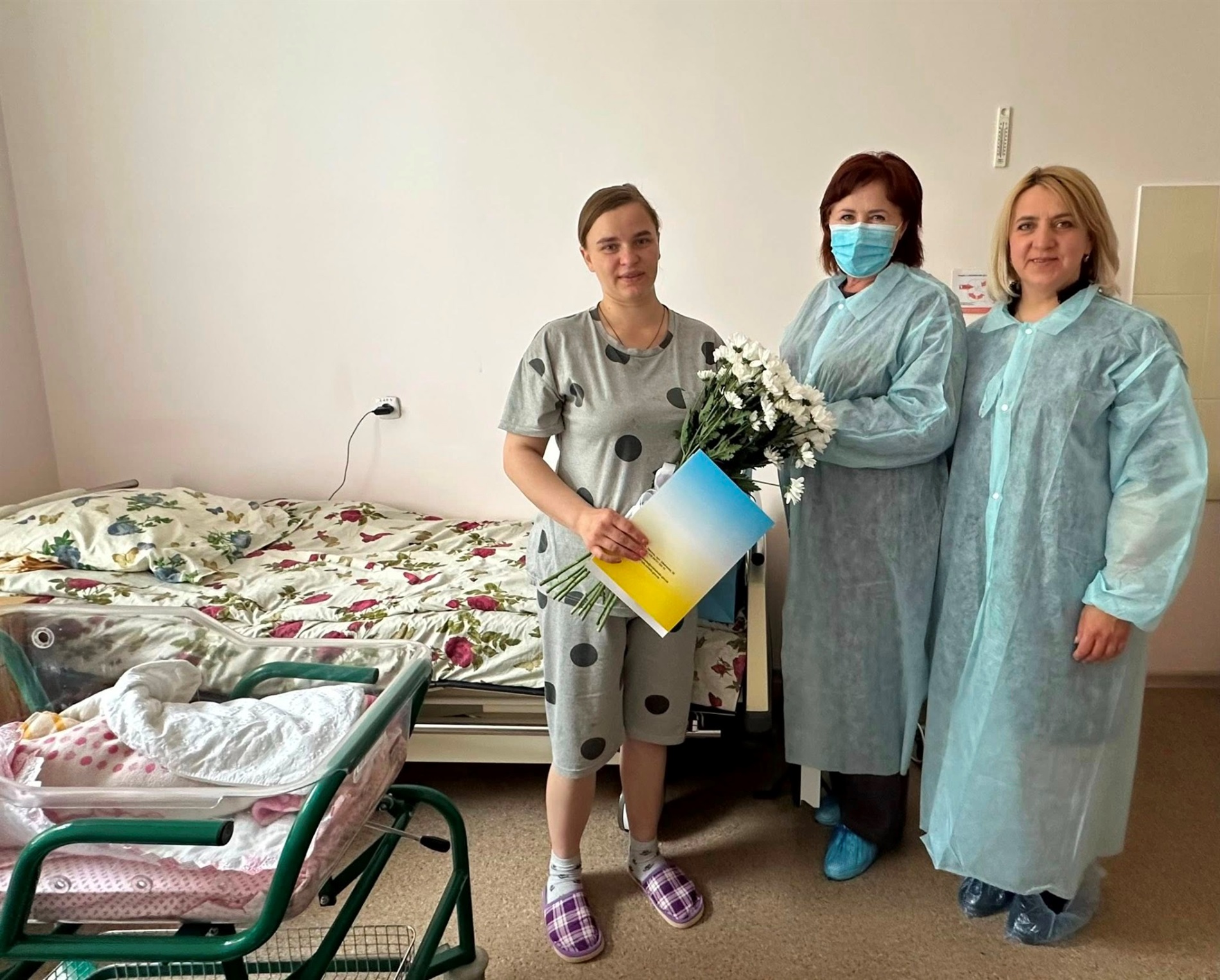 У пологовому відділенні Звягеля в День матері привітали двох породіль з народженням дітей