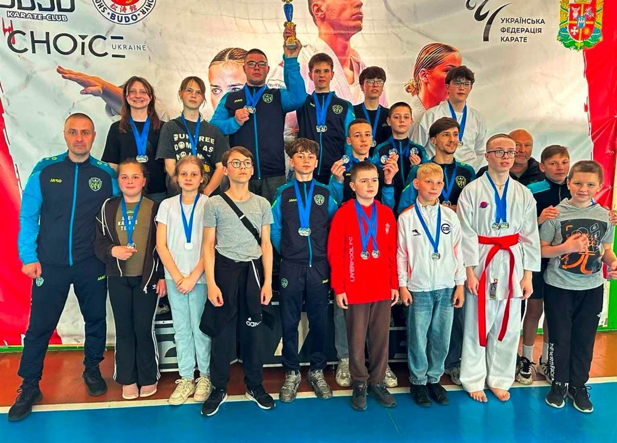 Юні каратисти зі Звягеля з медалями після Чемпіонату Житомирської області з карате.