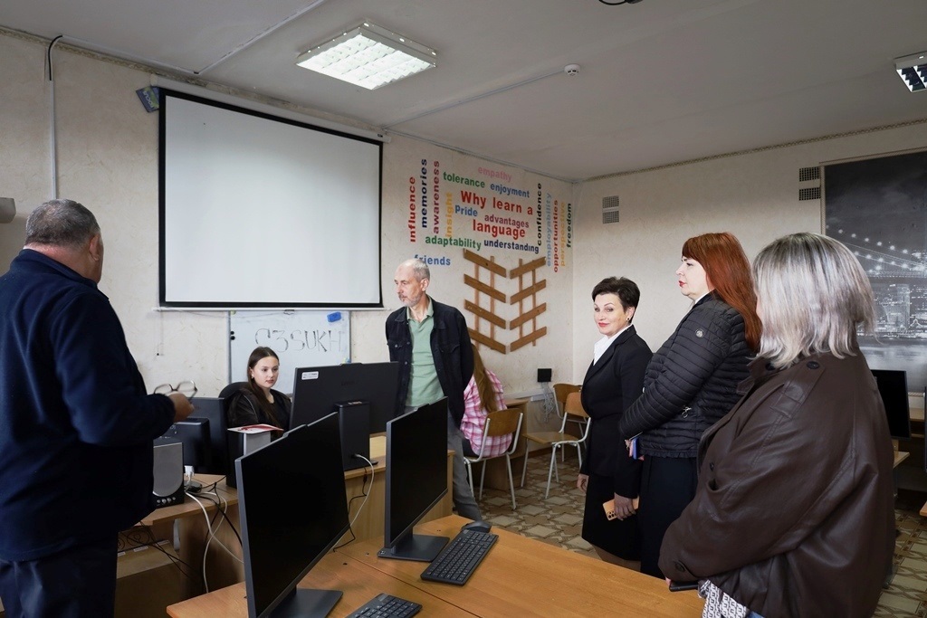 Ліцей №1 у Звягелі отримав 15 моноблоків завдяки програмі 