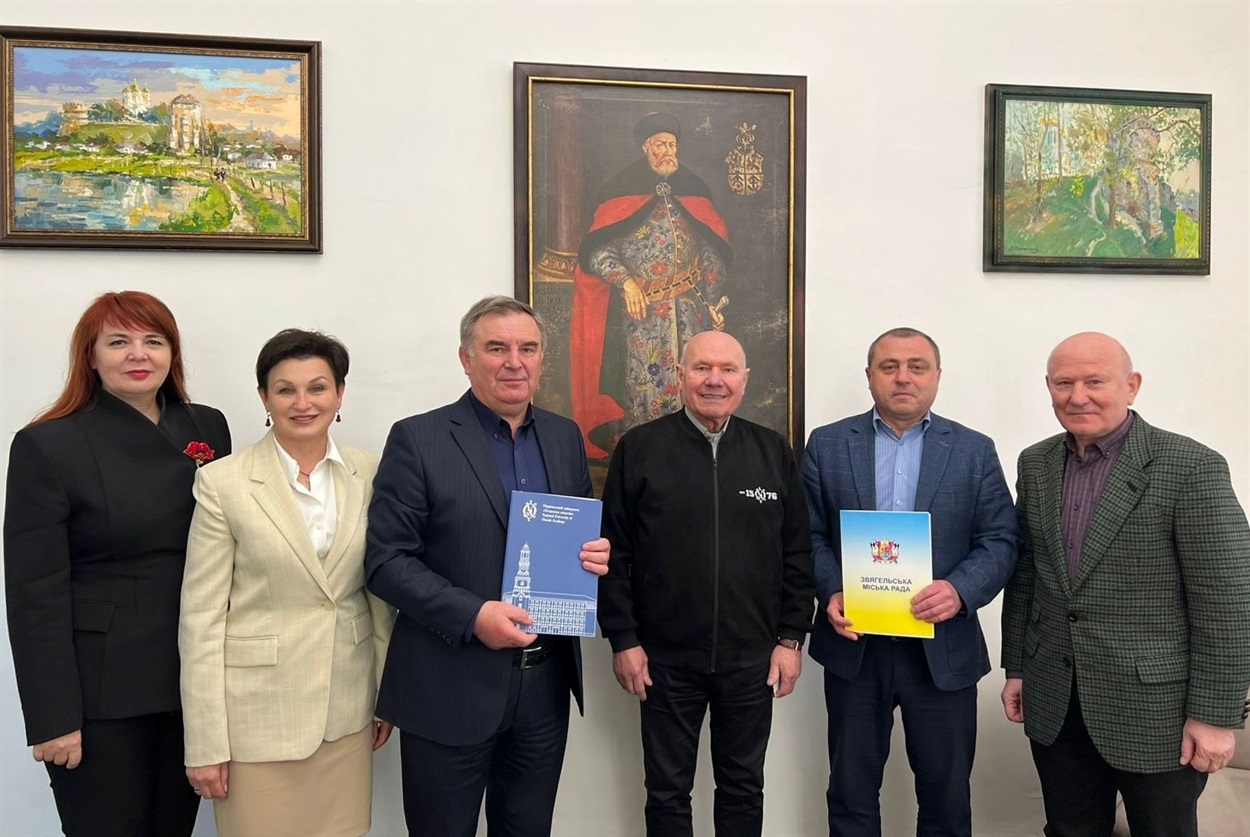 Підписання меморандуму про співпрацю між Звягельською міською радою та Національним університетом 'Острозька академія'.
