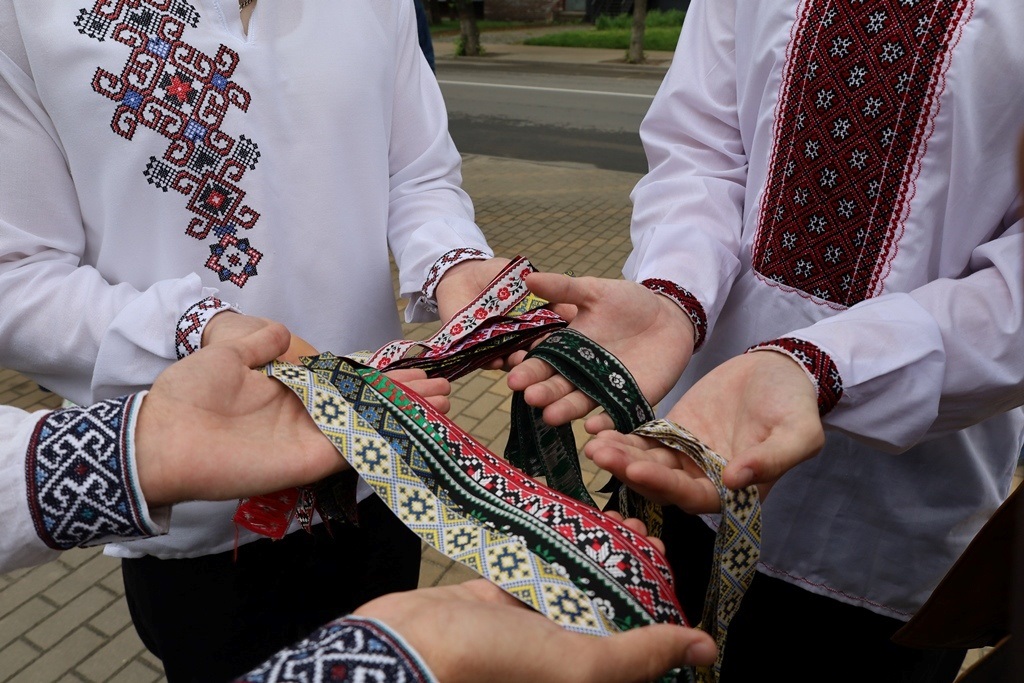 У Сквері пам'яті в День вишиванки вшанували полеглих Героїв Звягельської громади